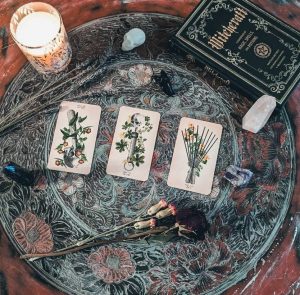 Mitglied-Initiation: Tarot-Karten, Buch über Hexen, Kerze, Initiationsritual